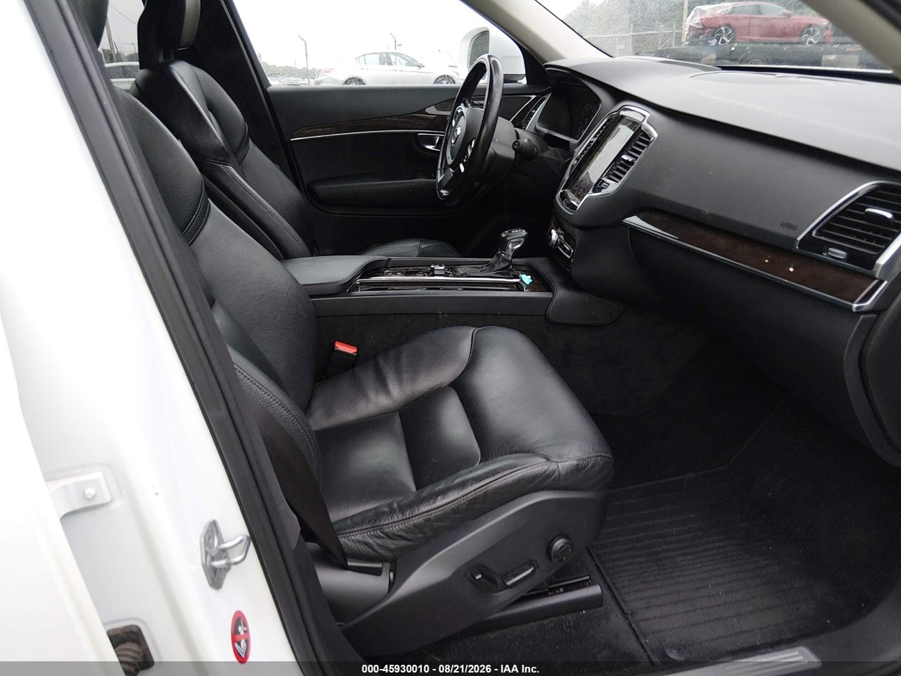 2017 VOLVO XC90 T6 MOMENTUM · 5/11