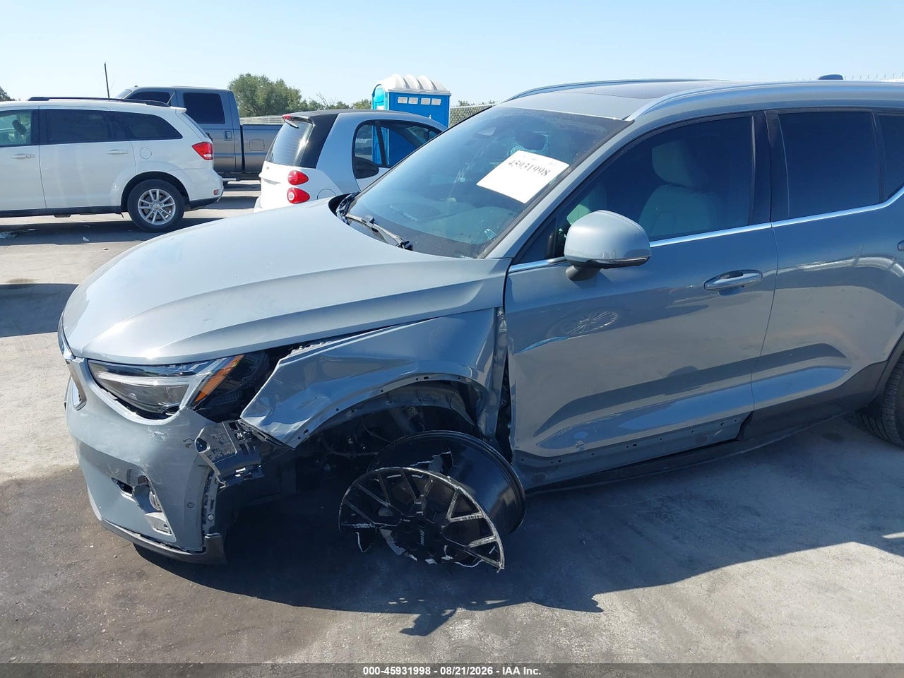 2023 VOLVO XC40 B5 ULTIMATE BRIGHT THEME · 6/11