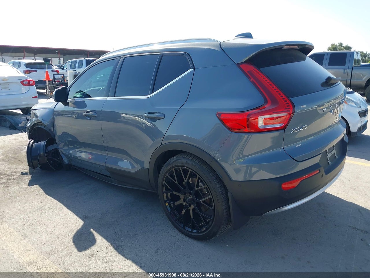 2023 VOLVO XC40 B5 ULTIMATE BRIGHT THEME · 3/11