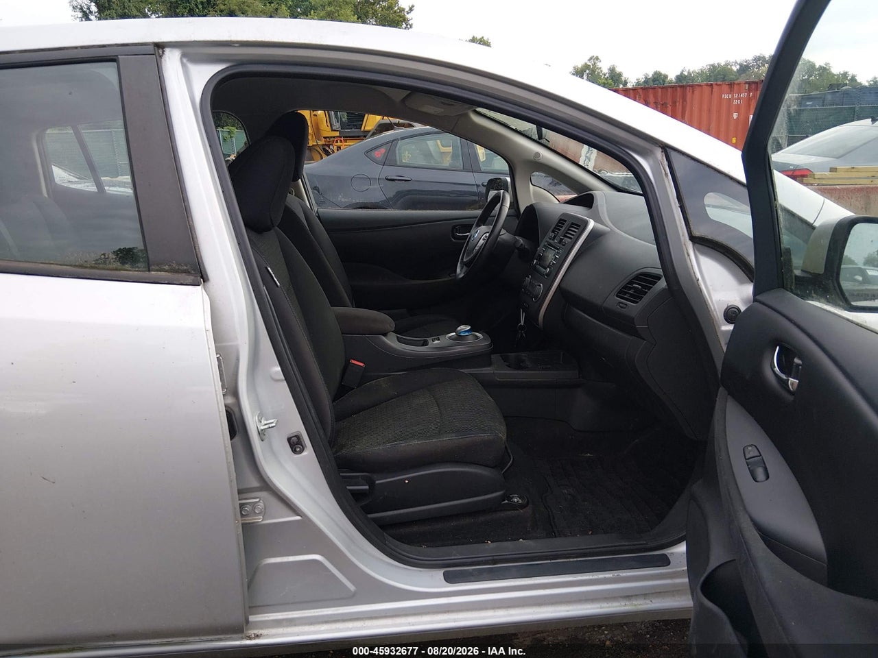 2015 NISSAN LEAF S · 5/11