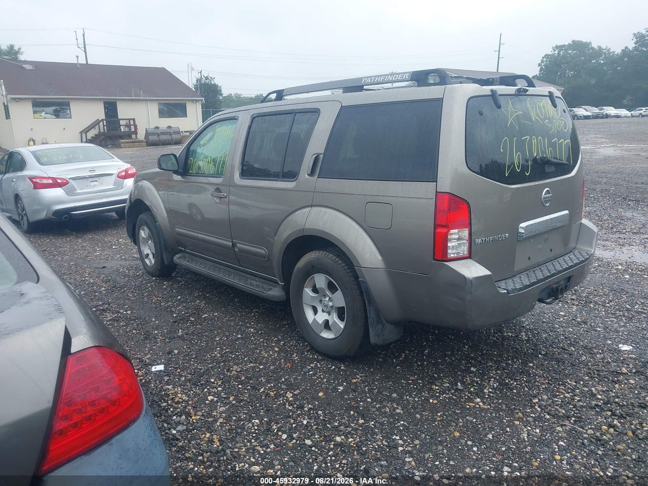 2005 NISSAN PATHFINDER XE · 3/10