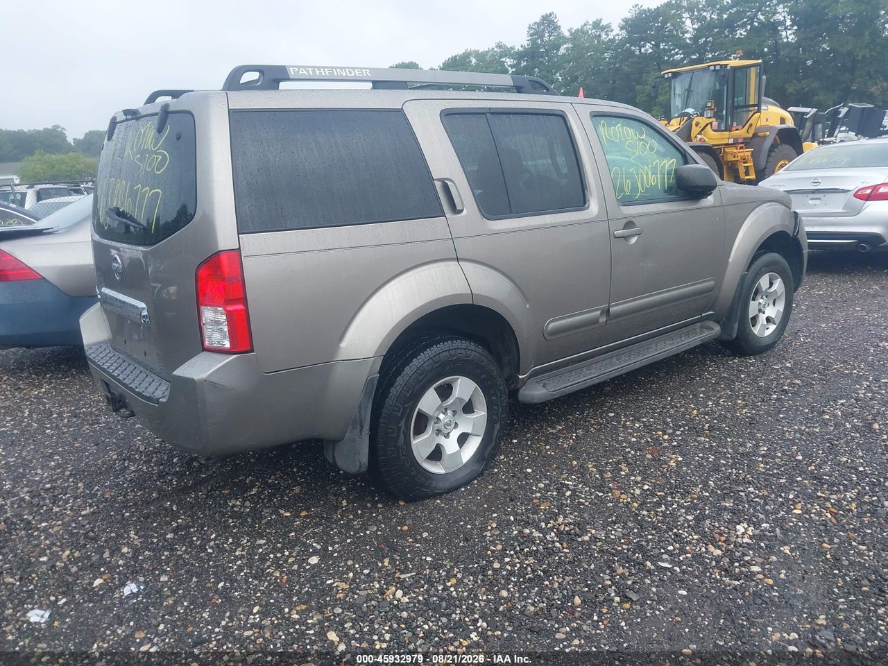 2005 NISSAN PATHFINDER XE · 4/10