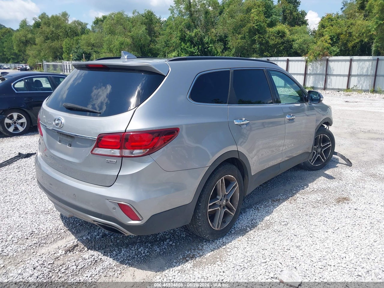 2017 HYUNDAI SANTA FE SE ULTIMATE · 4/11