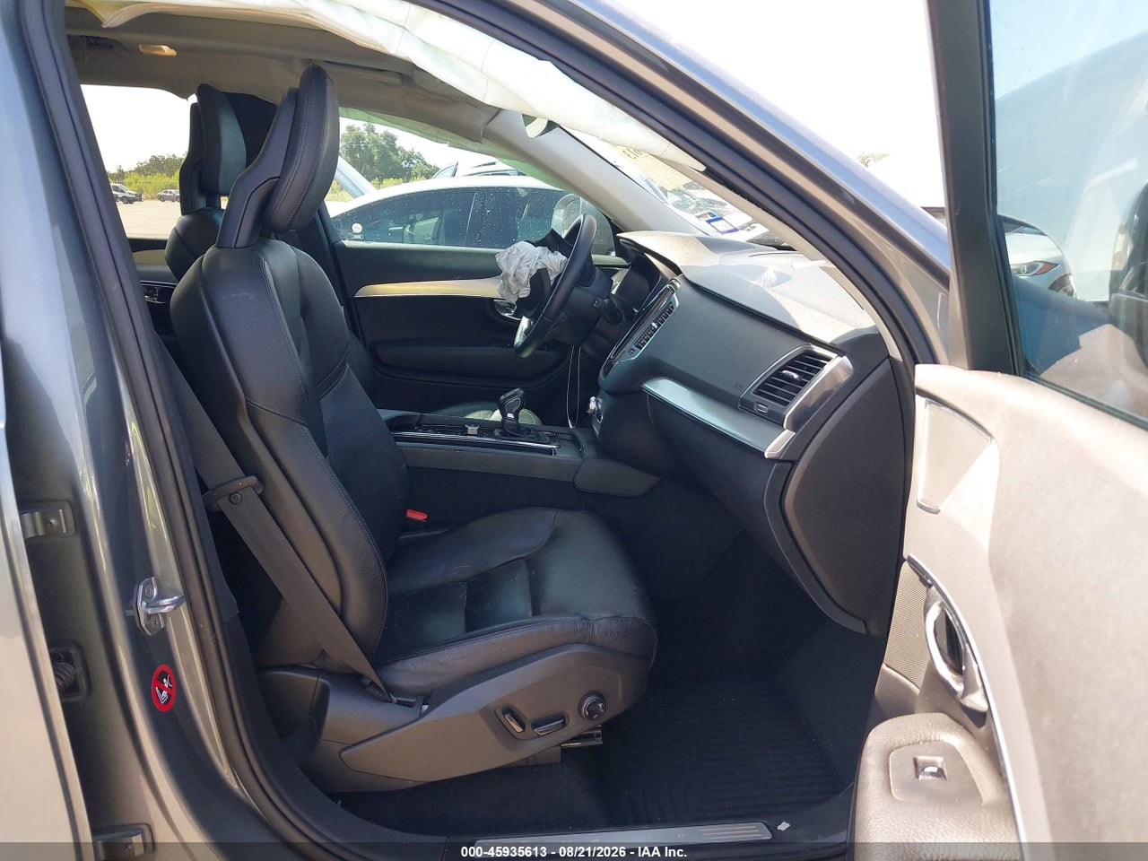 2016 VOLVO XC90 T5 MOMENTUM · 5/11
