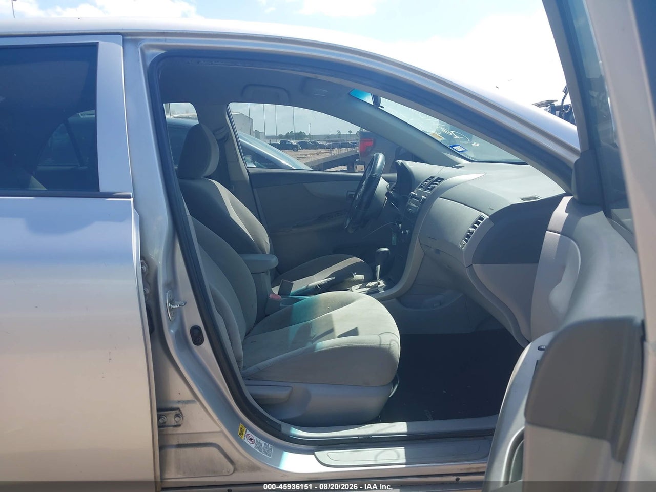2010 TOYOTA COROLLA LE · 5/11