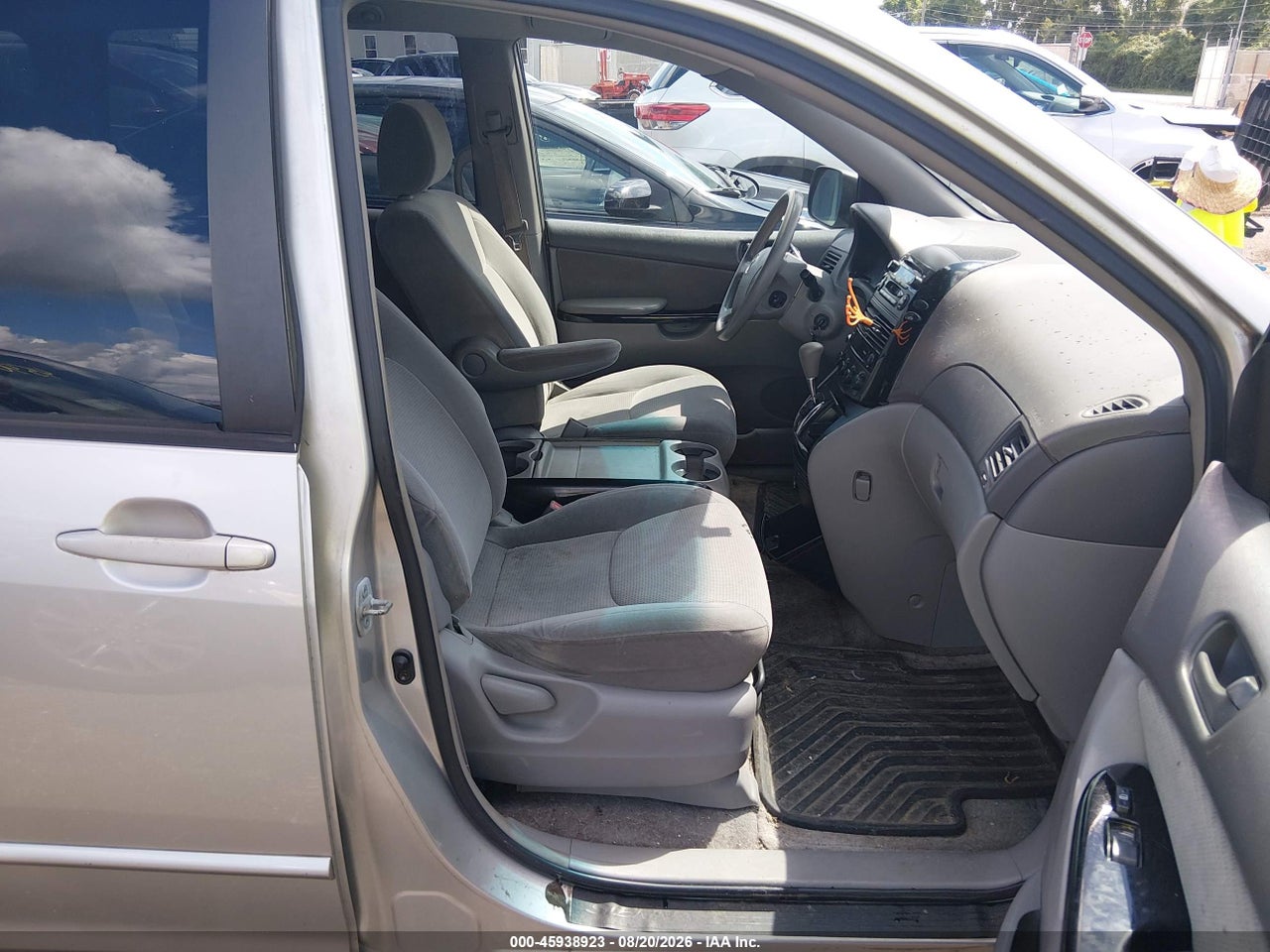 2004 TOYOTA SIENNA LE · 5/11