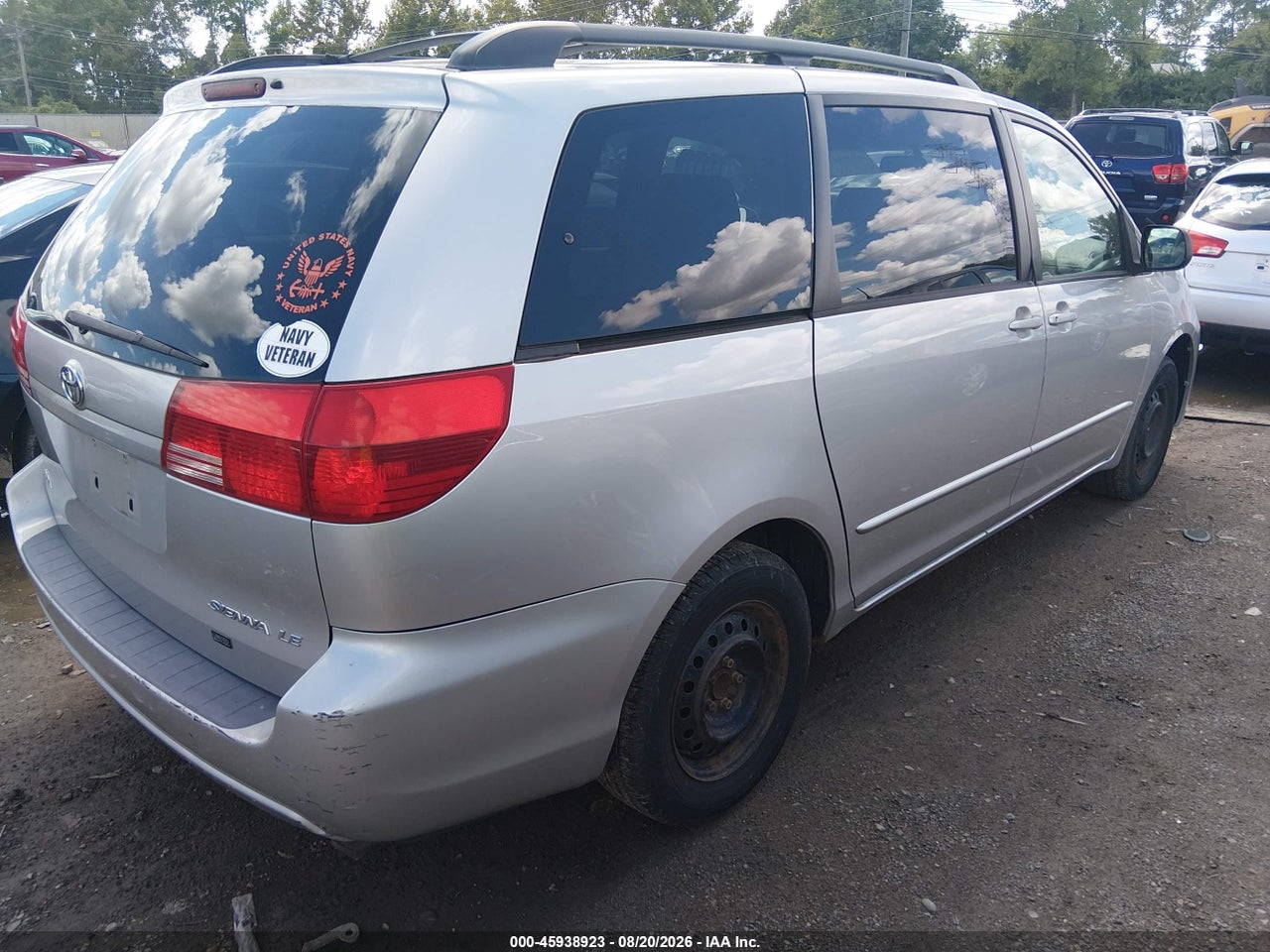 2004 TOYOTA SIENNA LE · 4/11