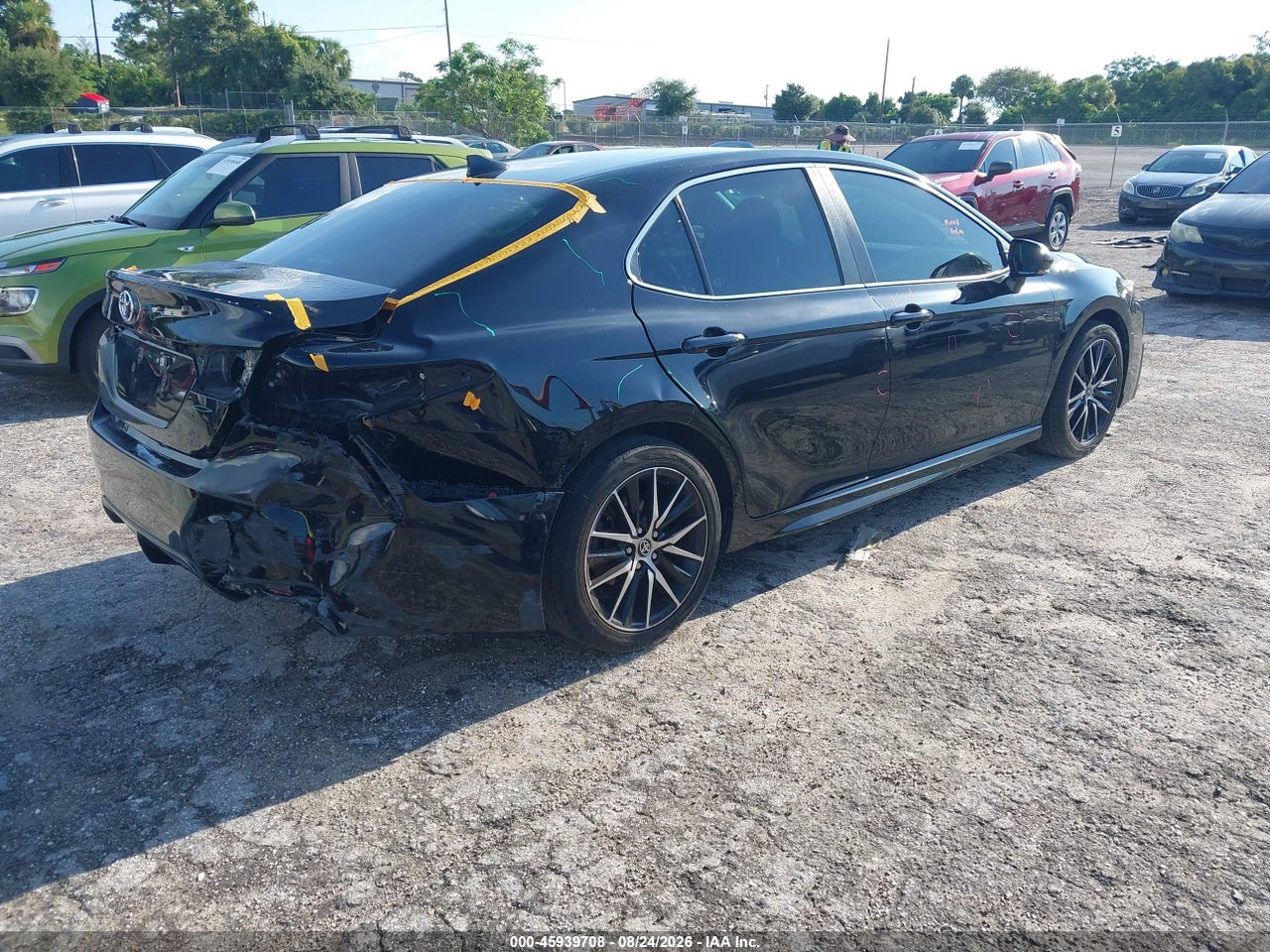 2022 TOYOTA CAMRY SE AWD · 4/11