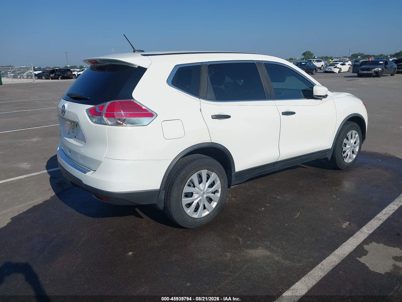 2016 NISSAN ROGUE S · 4/11