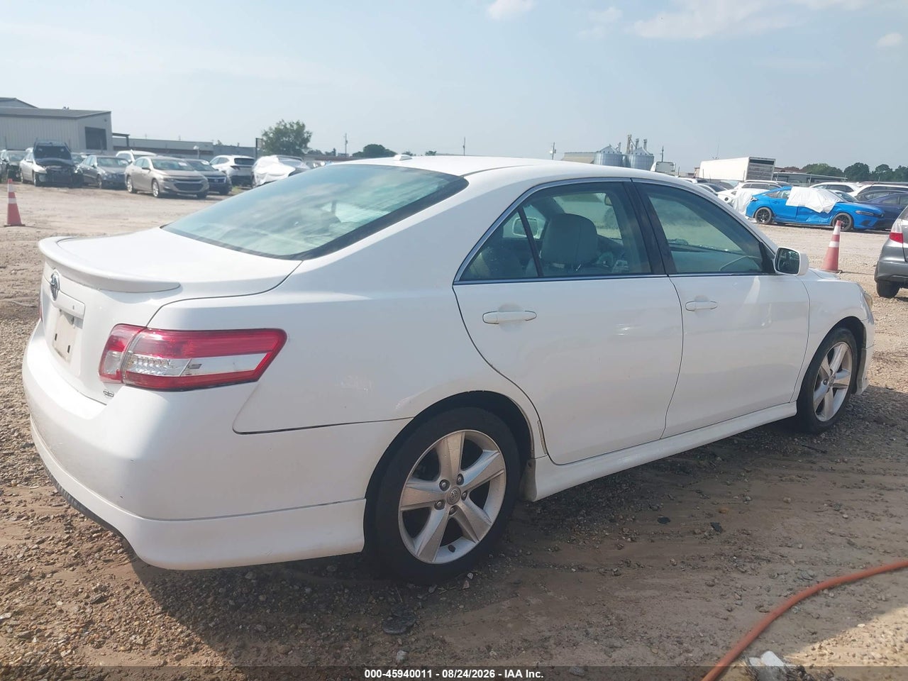 2011 TOYOTA CAMRY SE · 4/11