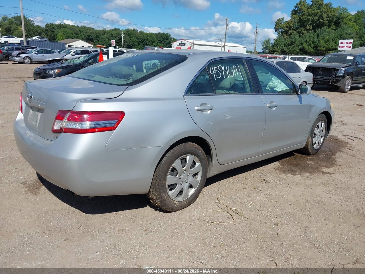 2010 TOYOTA CAMRY LE · 4/10