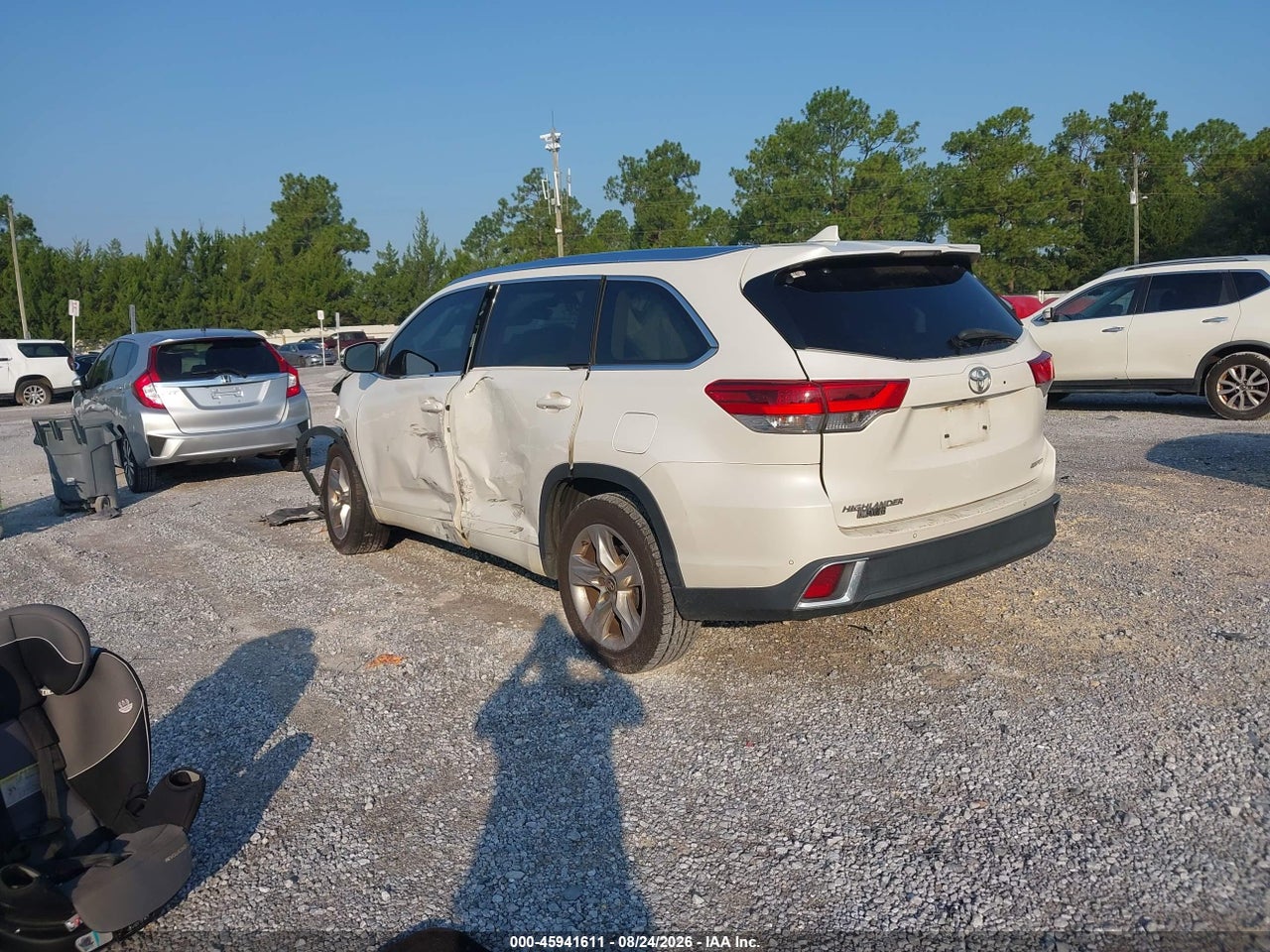2017 TOYOTA HIGHLANDER LIMITED · 3/11