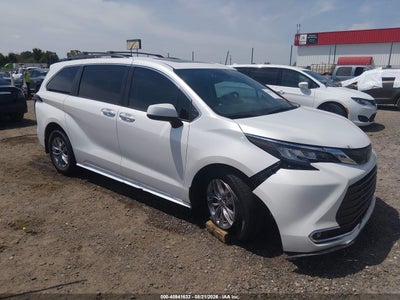 2022 TOYOTA SIENNA XLE