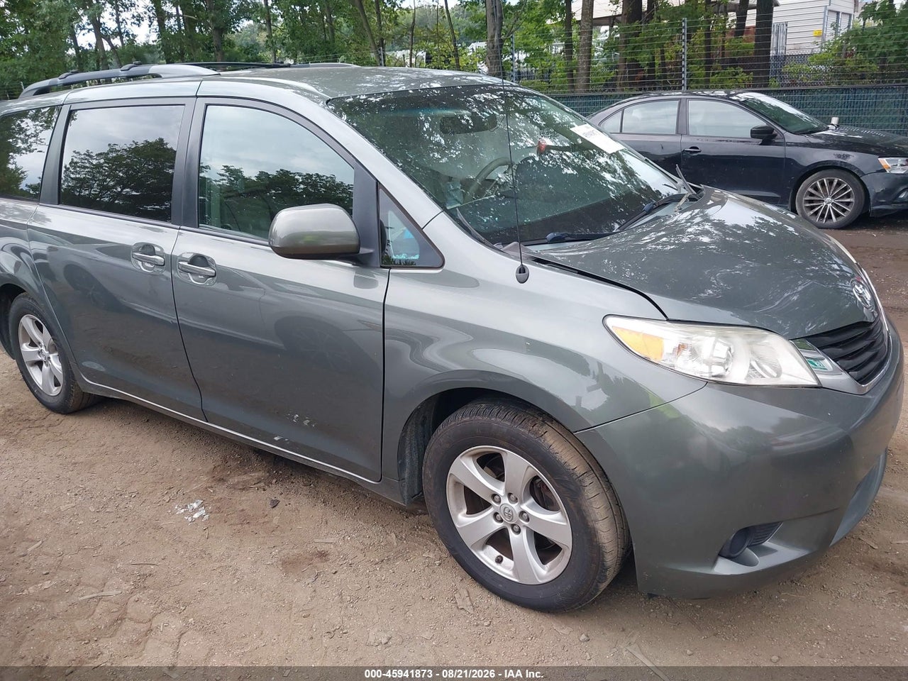 5TDKK3DC1ES****** · 2014 TOYOTA SIENNA LE V6 8 PASSENGER
