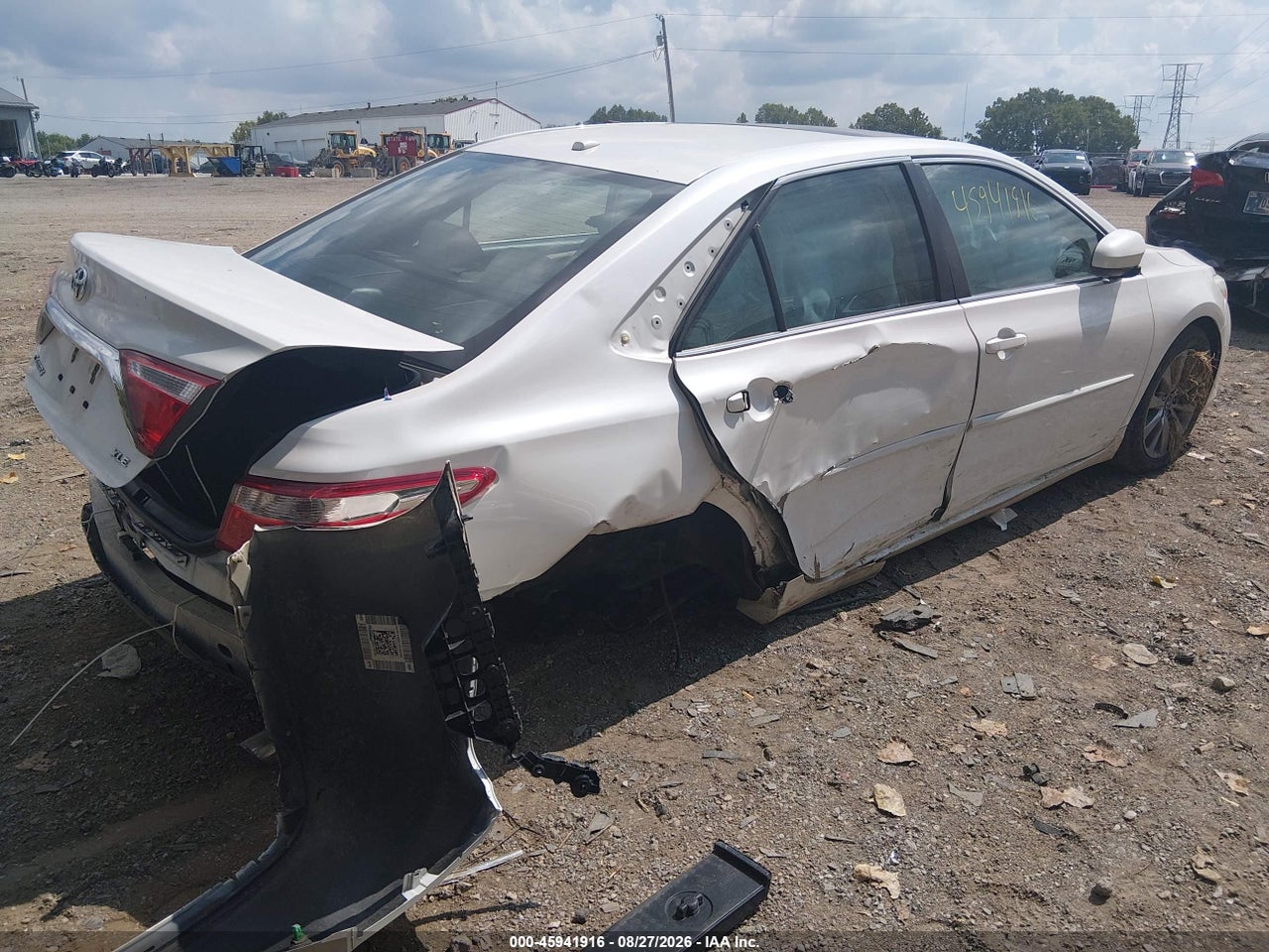 2017 TOYOTA CAMRY XLE · 4/11