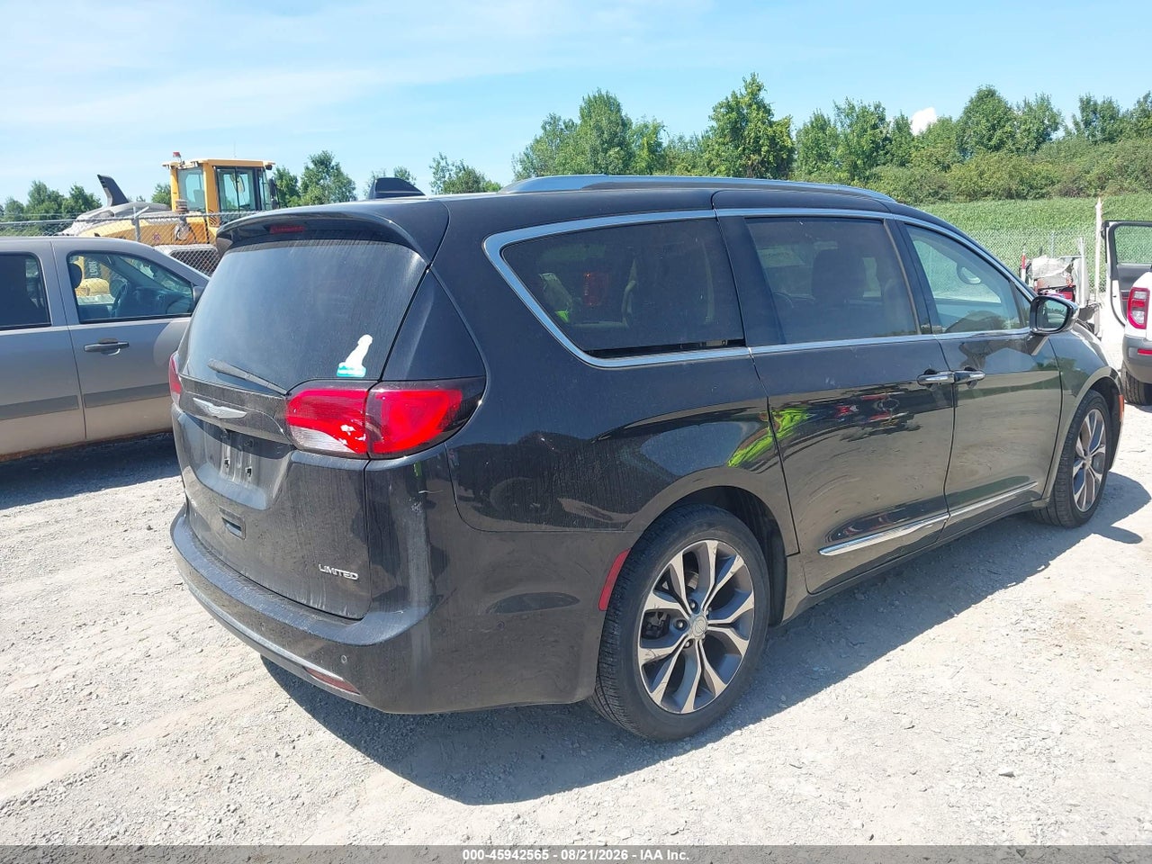 2017 CHRYSLER PACIFICA LIMITED · 4/11