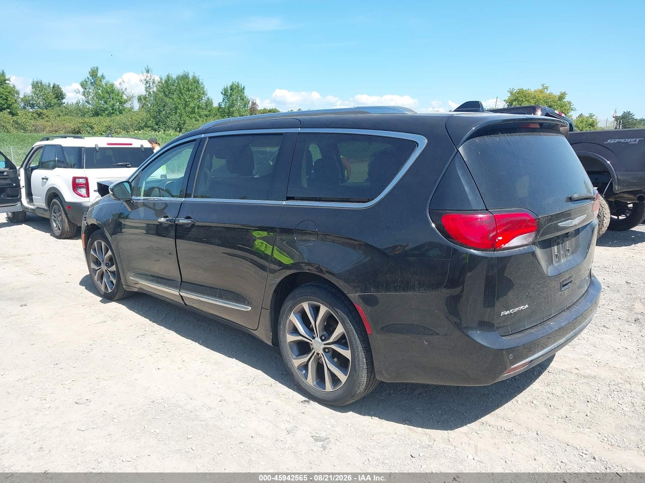 2017 CHRYSLER PACIFICA LIMITED · 3/11