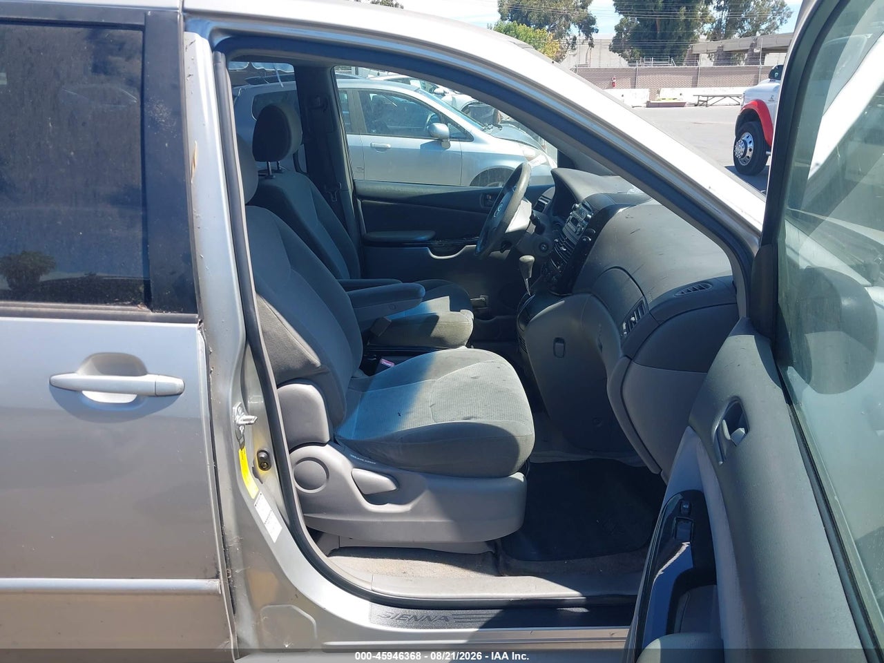 2004 TOYOTA SIENNA LE · 5/11