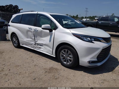 2022 TOYOTA SIENNA XLE