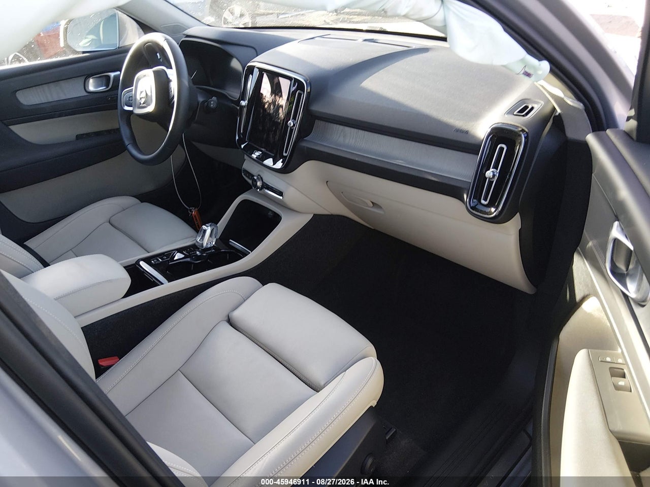 2024 VOLVO XC40 B5 PLUS BRIGHT THEME · 5/11