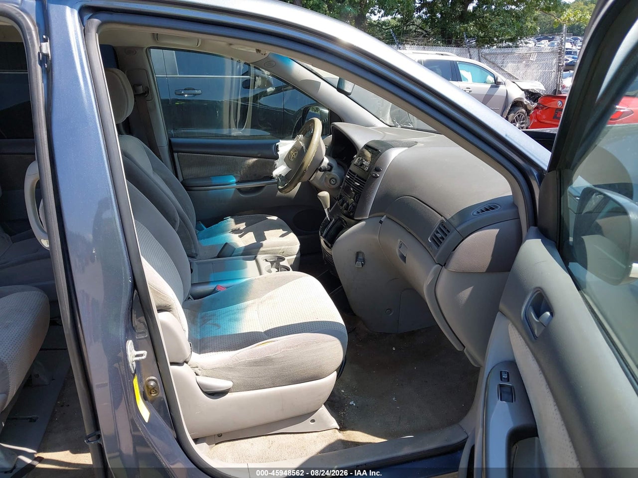 2009 TOYOTA SIENNA LE · 5/10