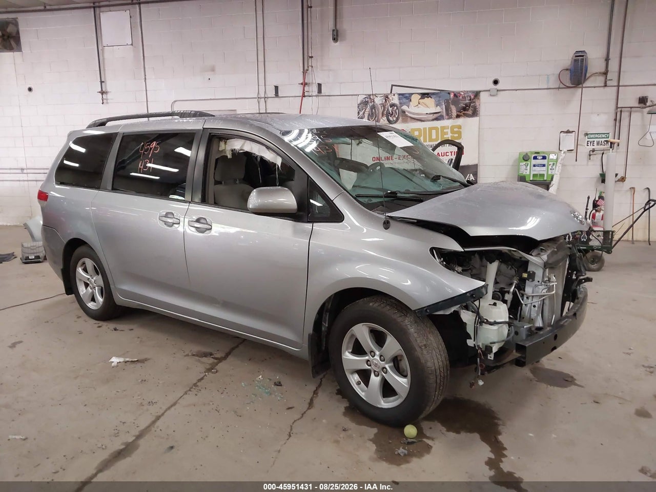 2011 TOYOTA SIENNA LE V6