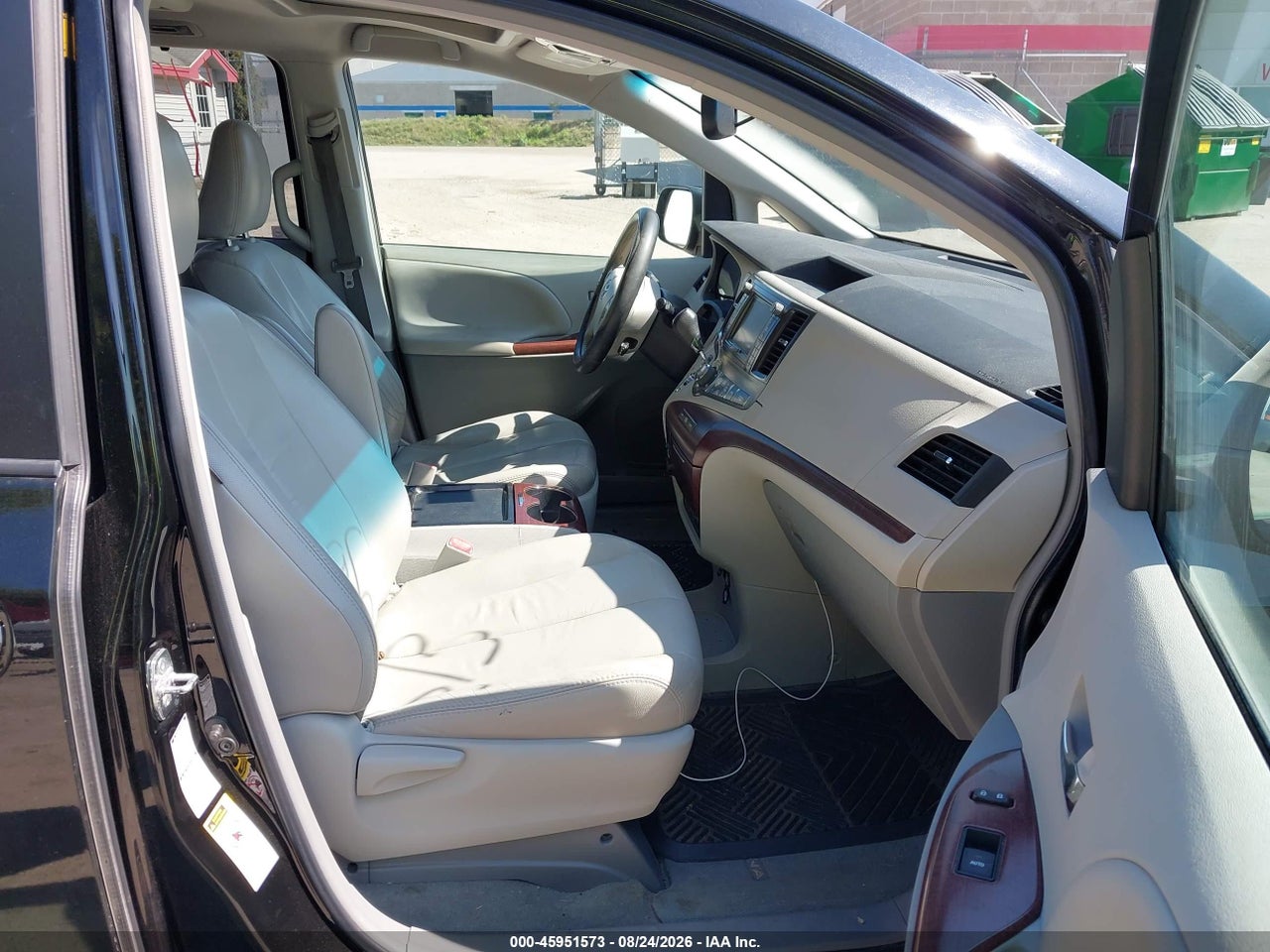 2011 TOYOTA SIENNA XLE · 5/11