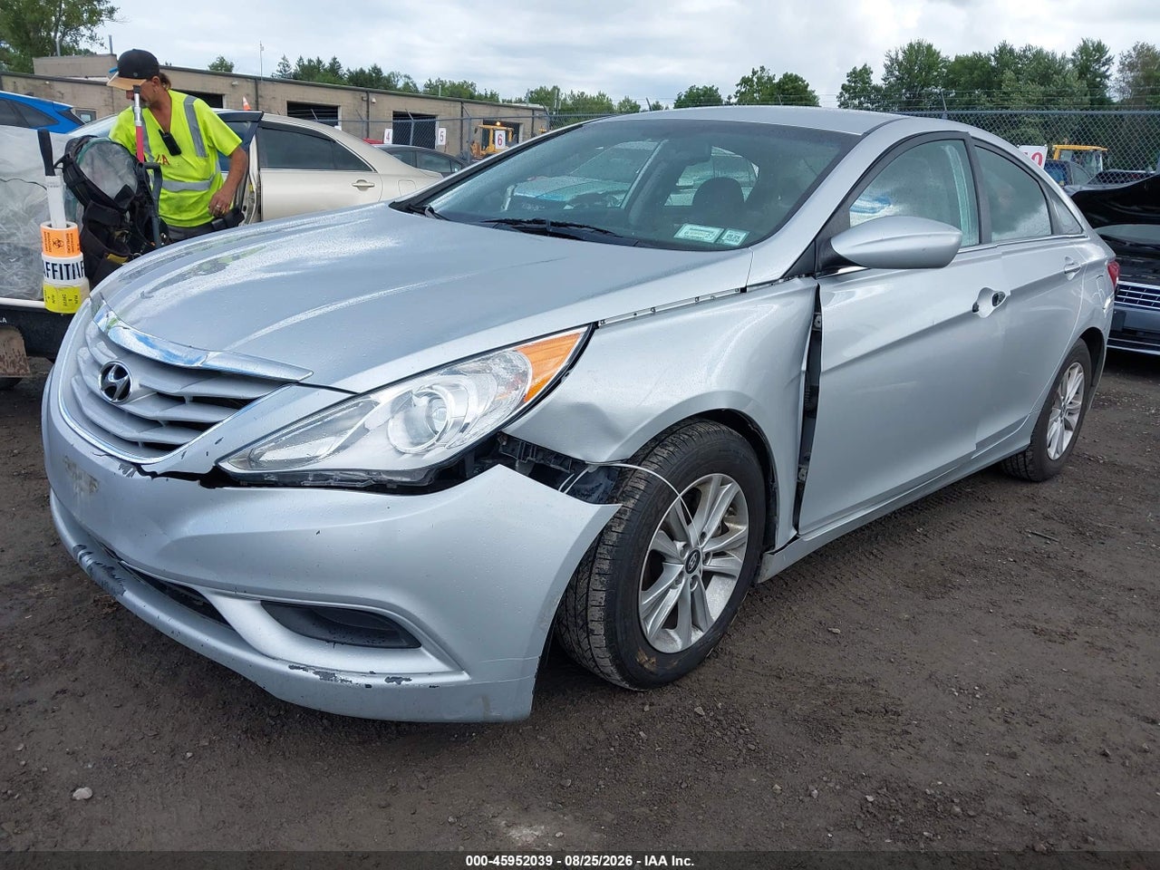 2013 HYUNDAI SONATA GLS · 2/10