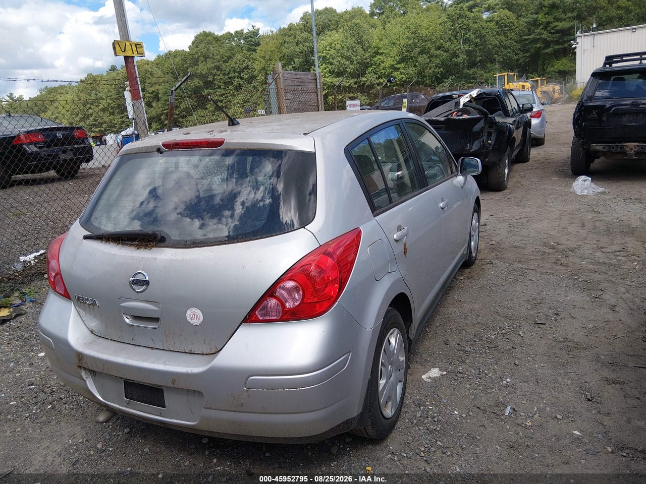 2011 NISSAN VERSA 1.8S · 4/11