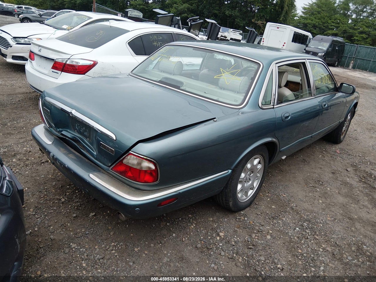 2001 JAGUAR XJ8 · 4/10