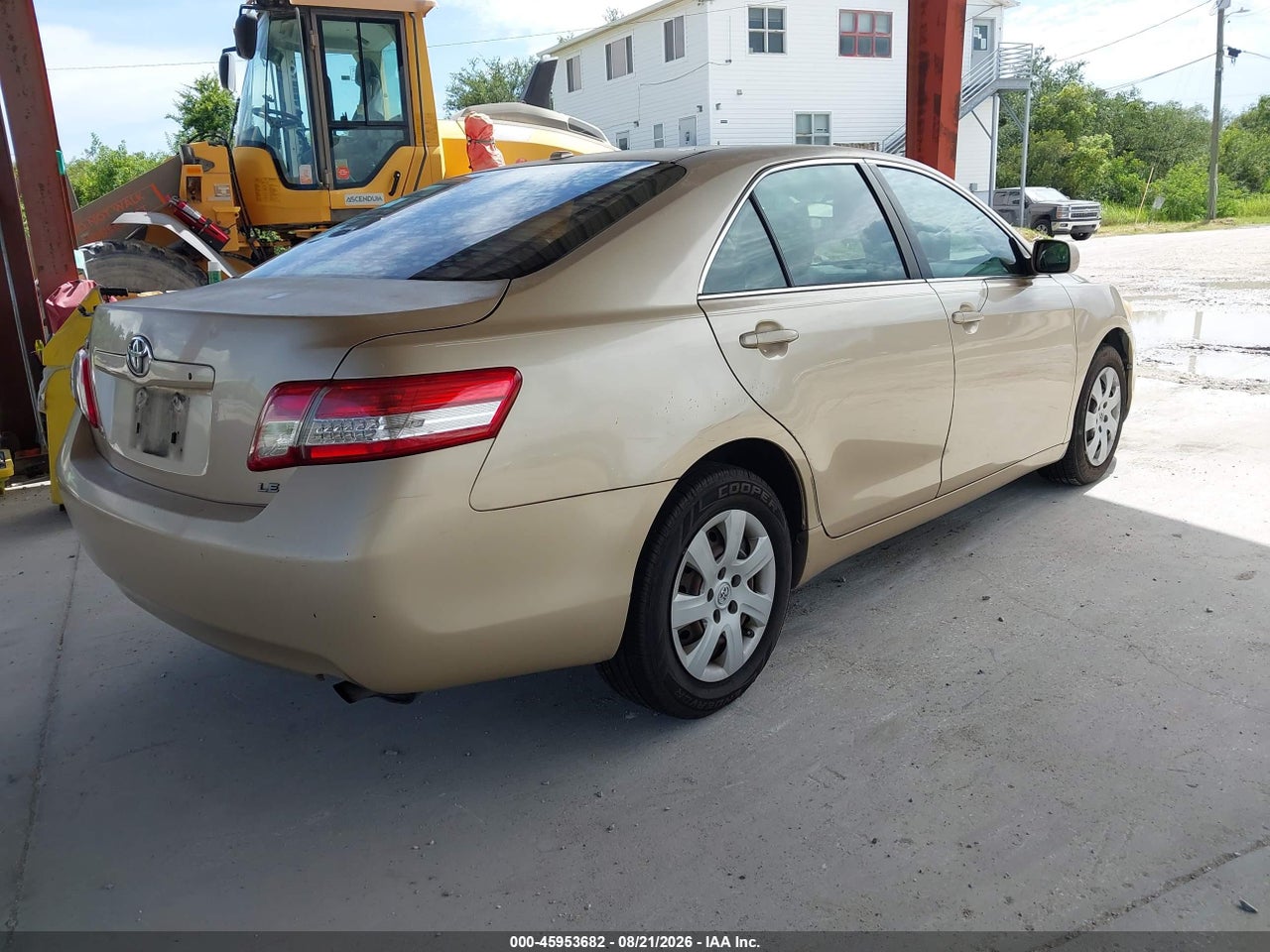 2010 TOYOTA CAMRY LE · 4/11