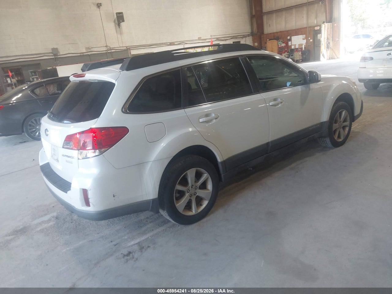 2013 SUBARU OUTBACK 2.5I PREMIUM · 4/11