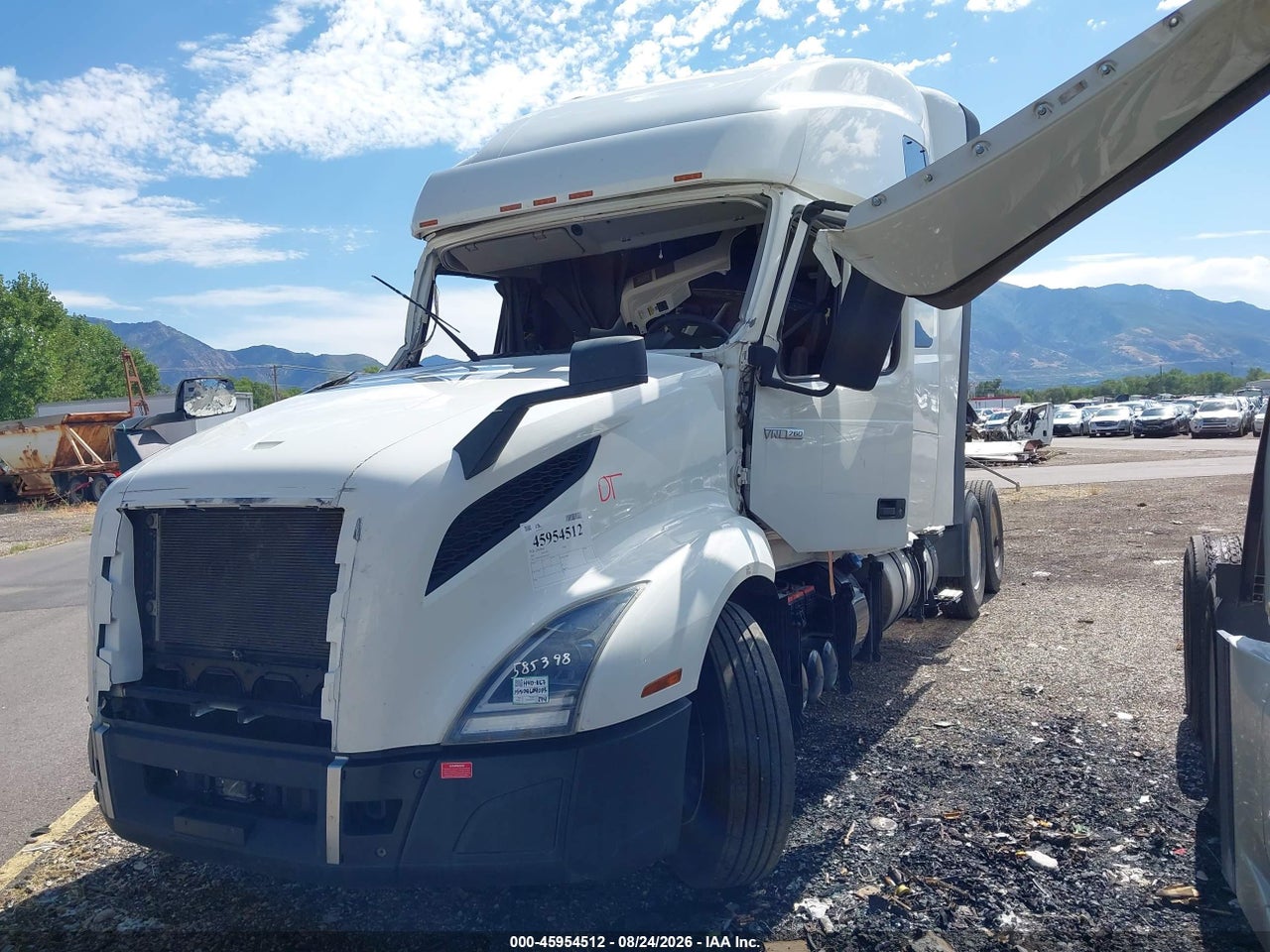 2023 VOLVO VNL · 2/4