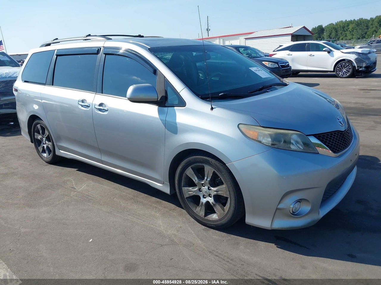 2013 TOYOTA SIENNA SE 8 PASSENGER