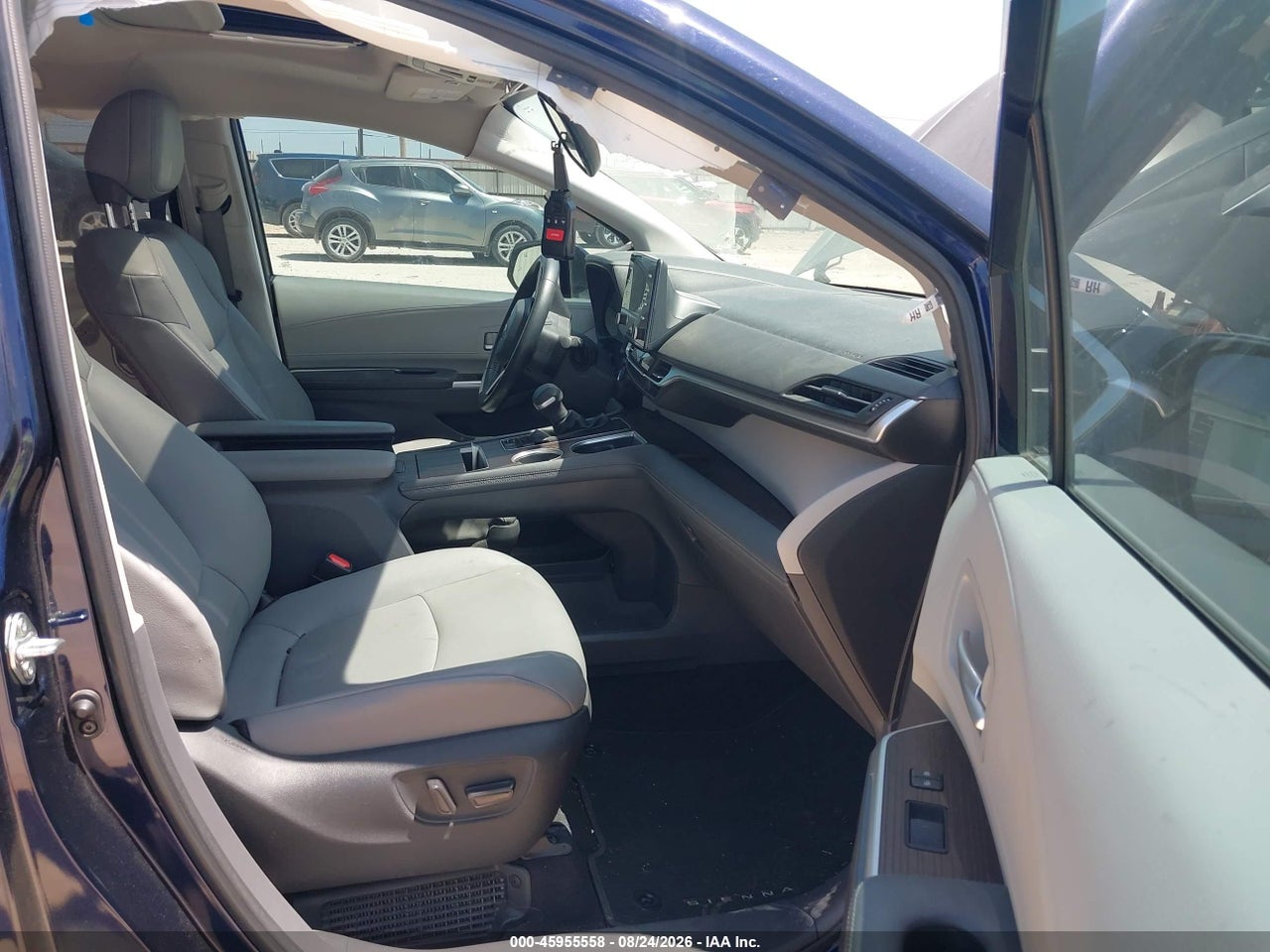 2022 TOYOTA SIENNA XLE · 5/11