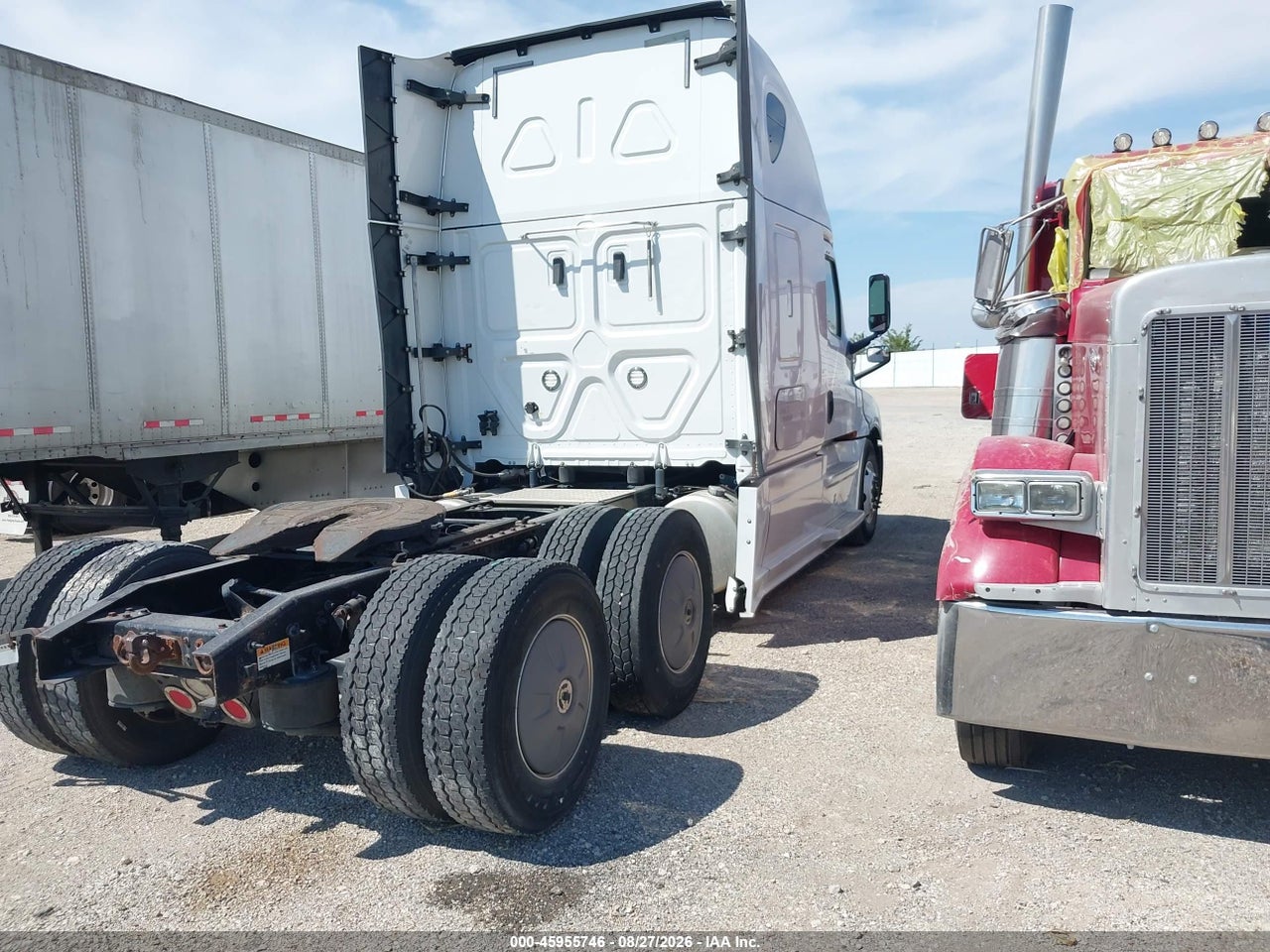 2018 FREIGHTLINER NEW CASCADIA 126   · 4/4