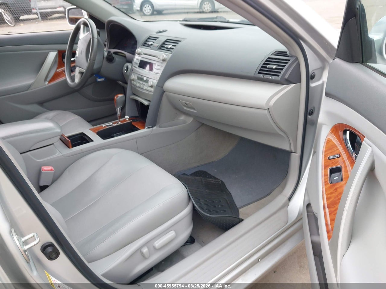 2011 TOYOTA CAMRY XLE · 5/11