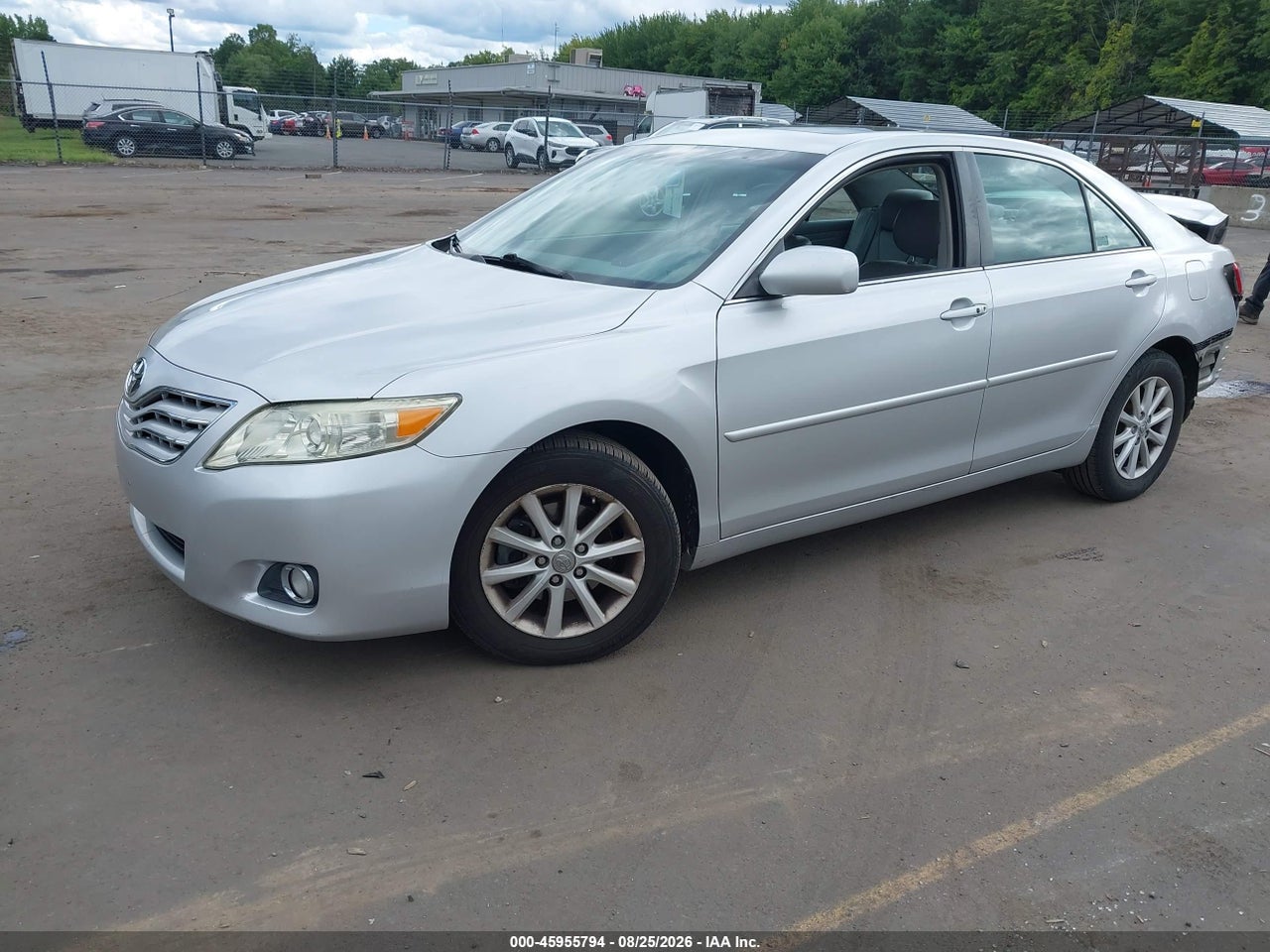2011 TOYOTA CAMRY XLE · 2/11