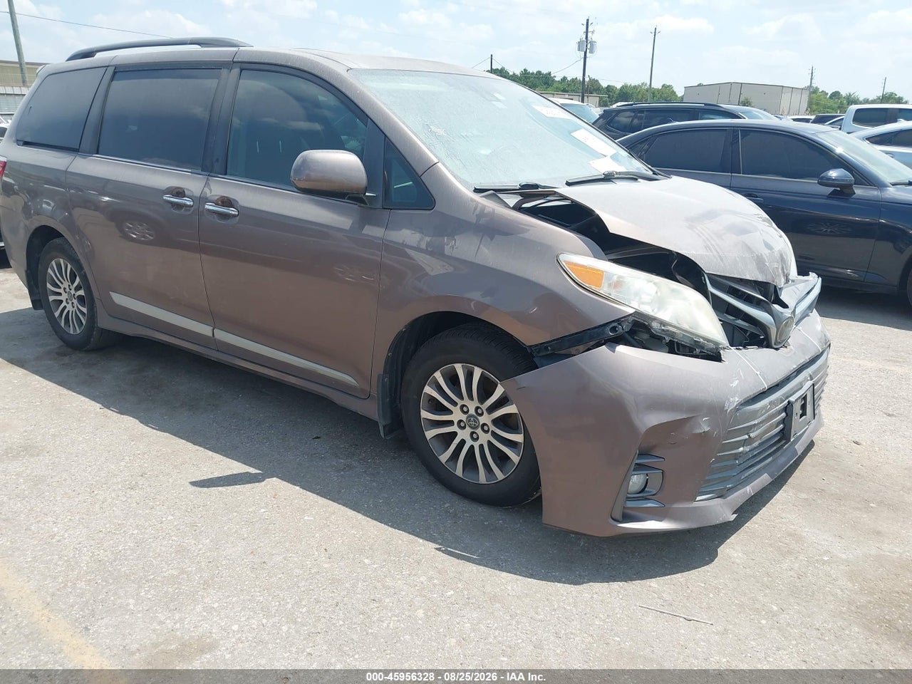 2019 TOYOTA SIENNA XLE 8 PASSENGER