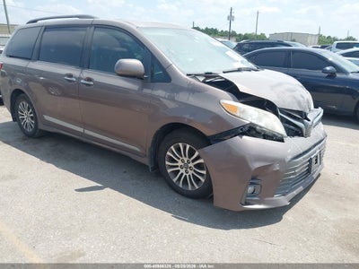 2019 TOYOTA SIENNA XLE 8 PASSENGER
