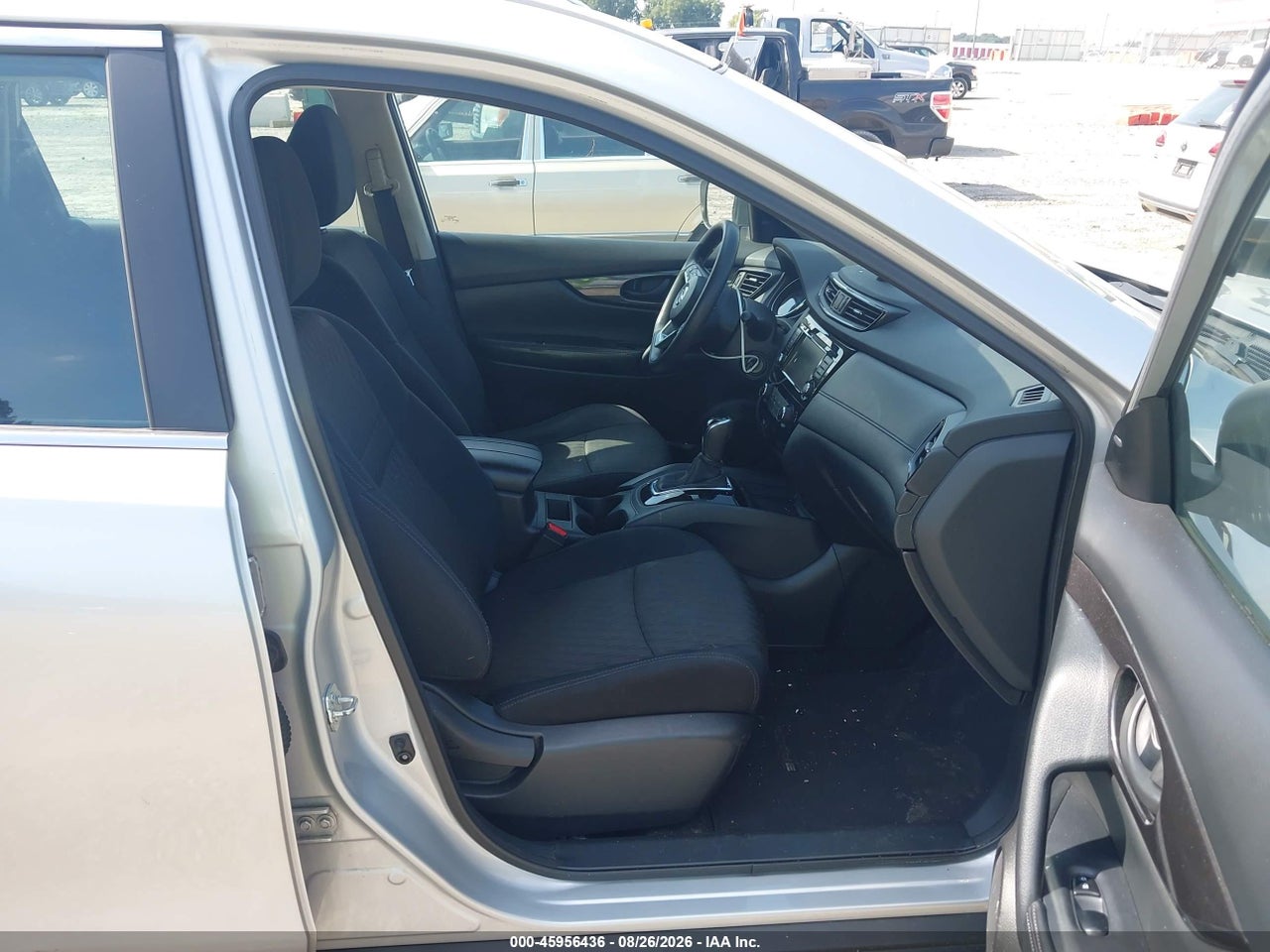 2019 NISSAN ROGUE S · 5/11
