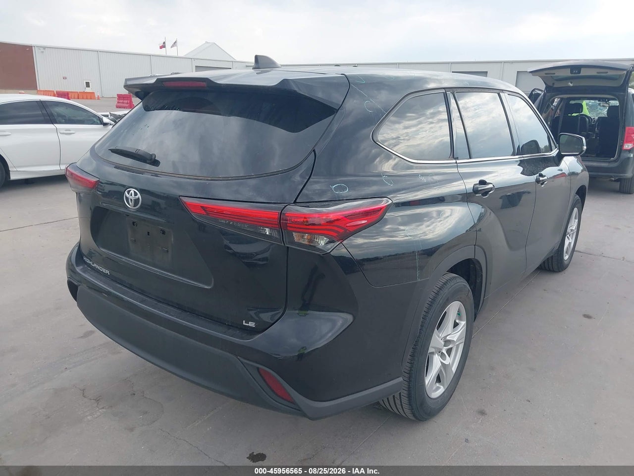 2022 TOYOTA HIGHLANDER LE · 4/11