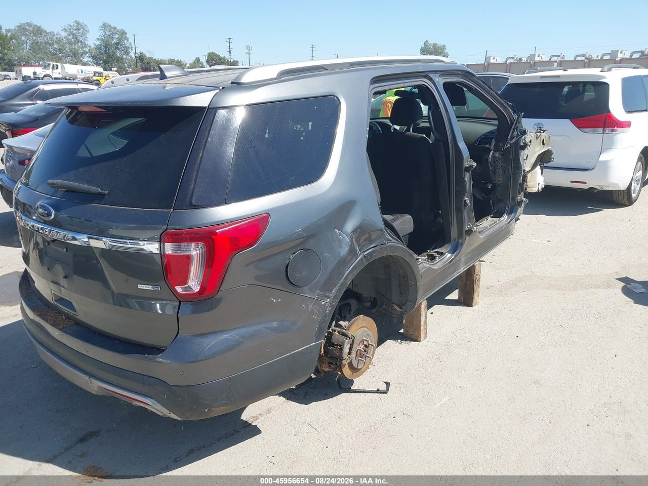 2016 FORD EXPLORER XLT · 4/10
