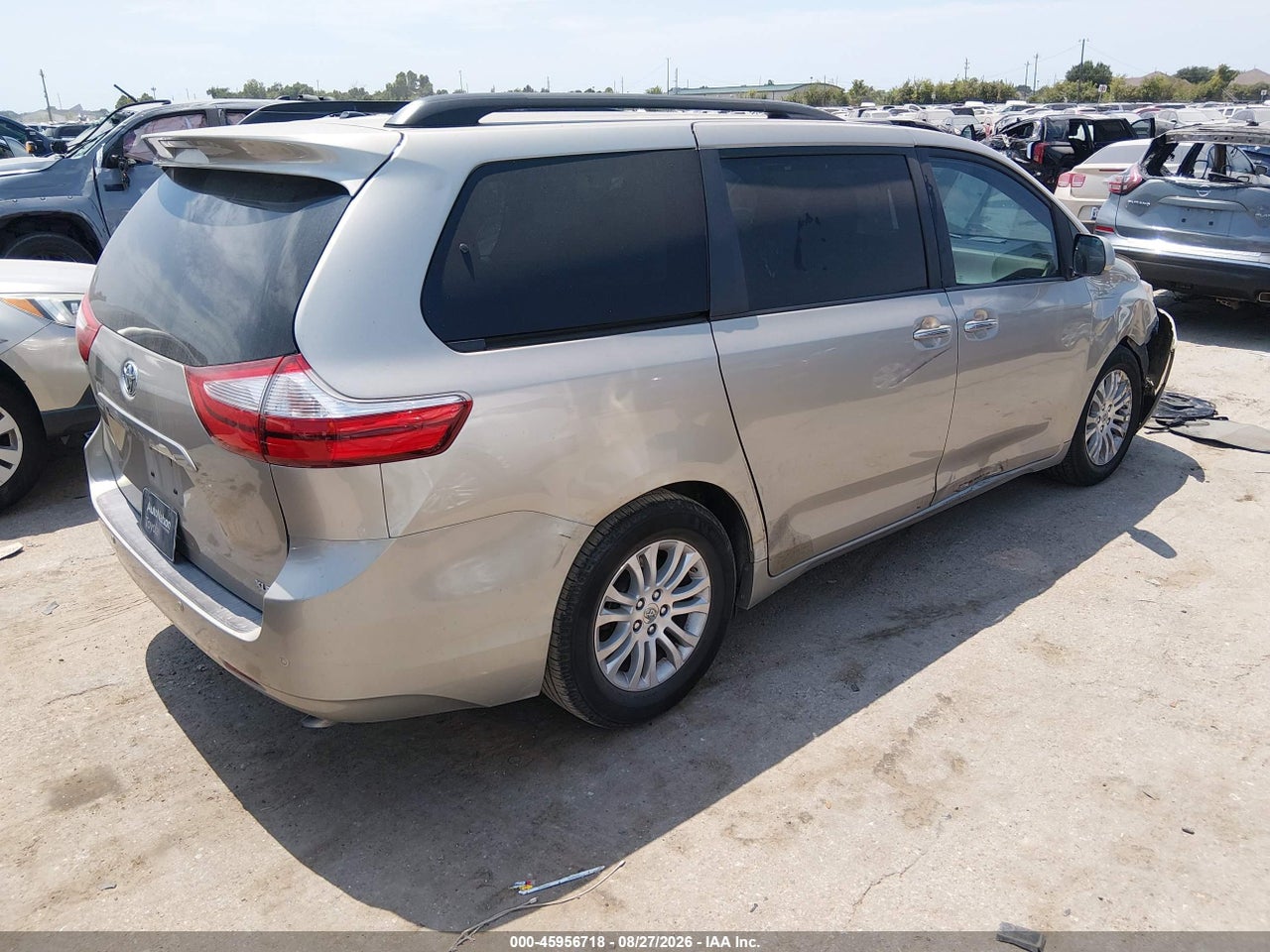2016 TOYOTA SIENNA XLE 8 PASSENGER · 4/11