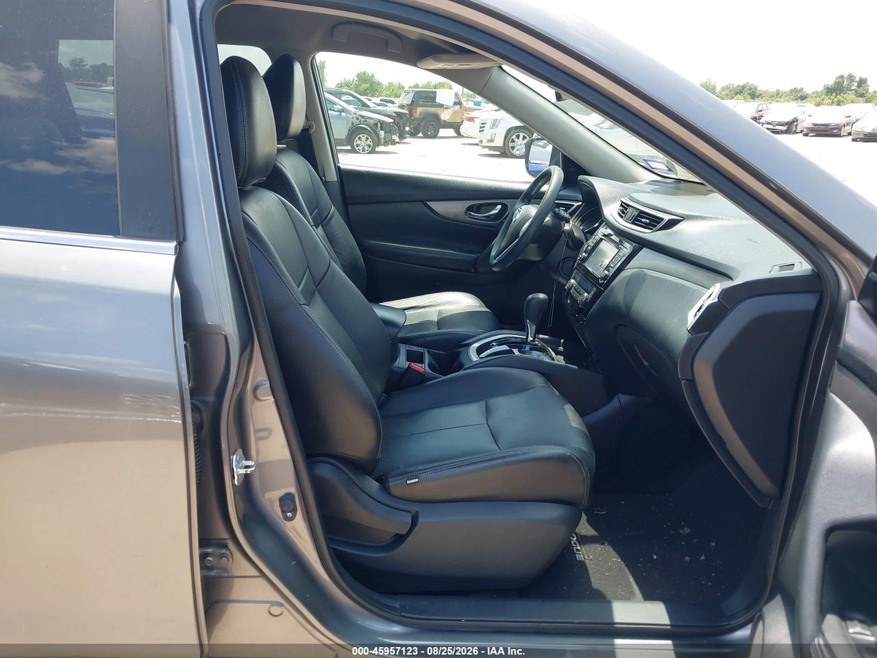 2016 NISSAN ROGUE SV · 5/11