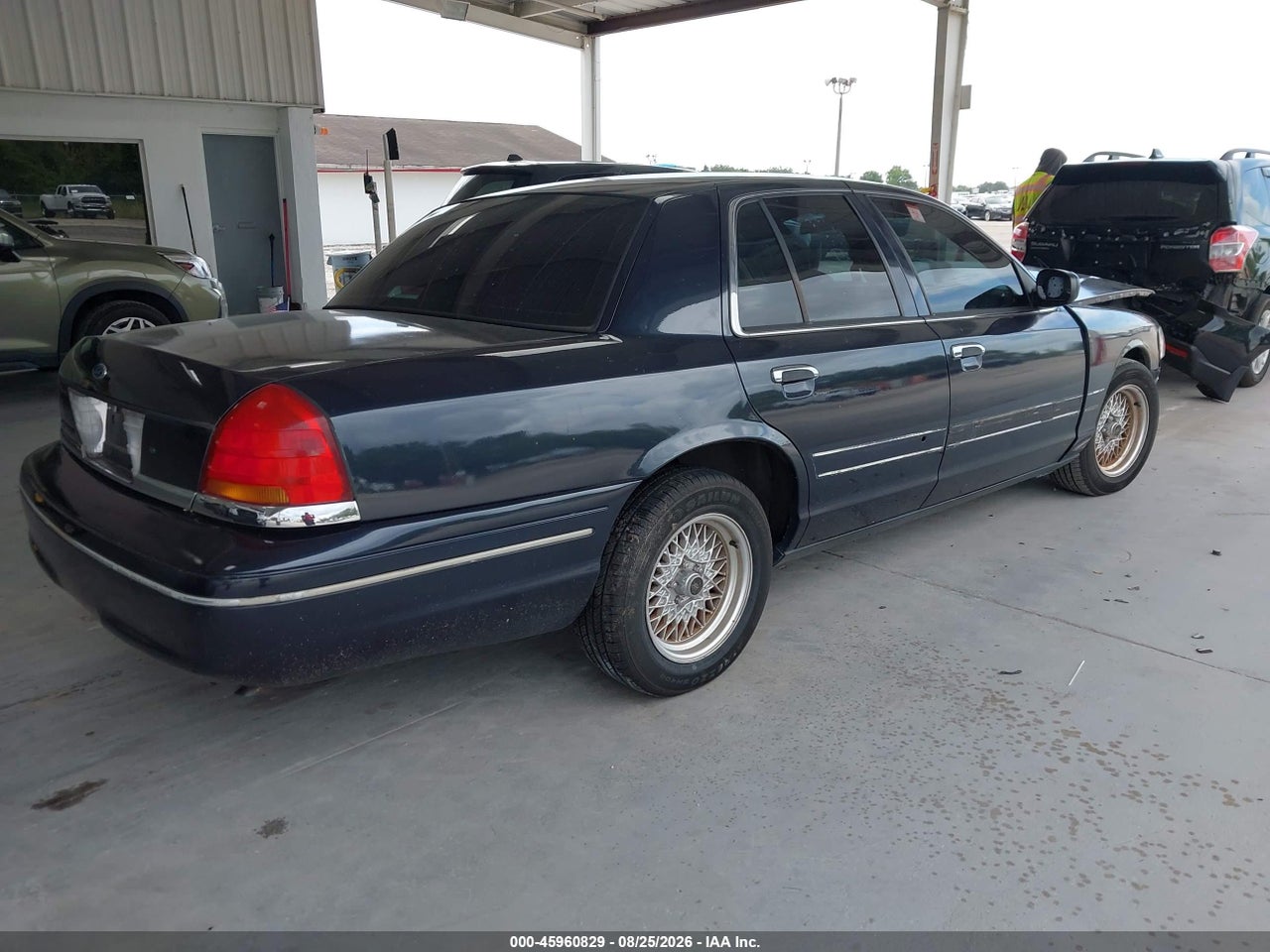 2001 FORD CROWN VICTORIA LX · 4/11