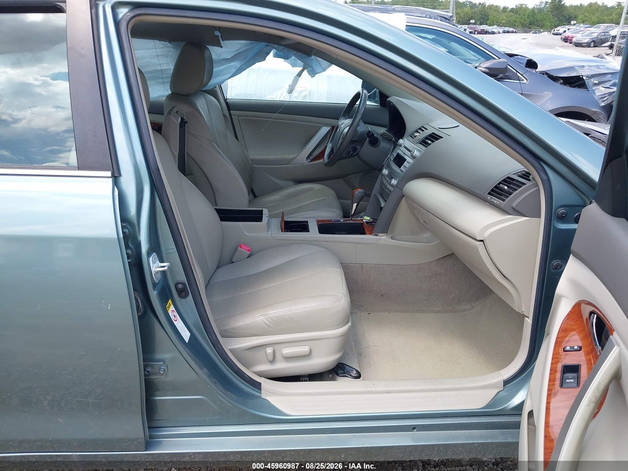 2010 TOYOTA CAMRY XLE V6 · 5/11