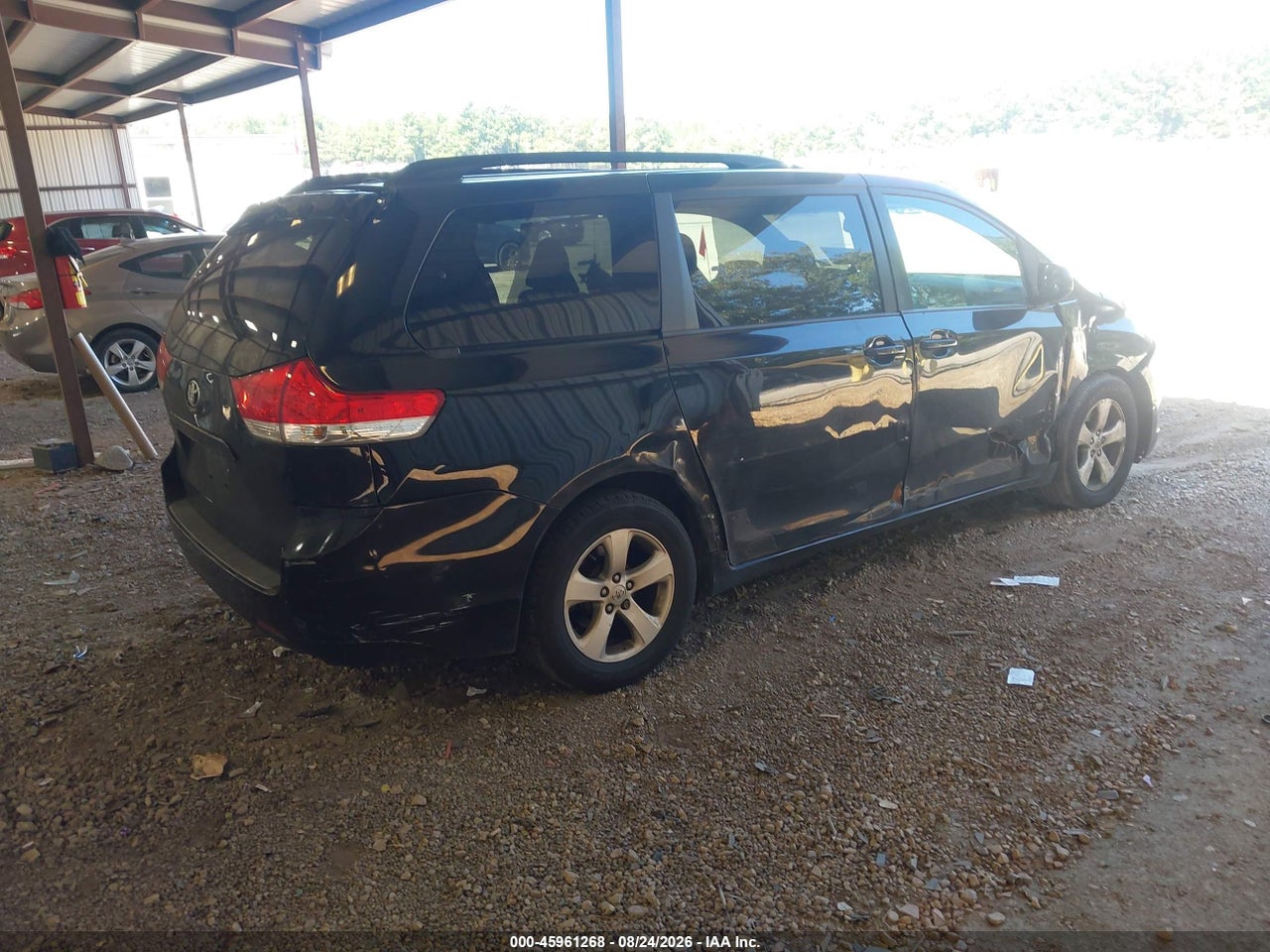 2011 TOYOTA SIENNA LE V6 · 4/11