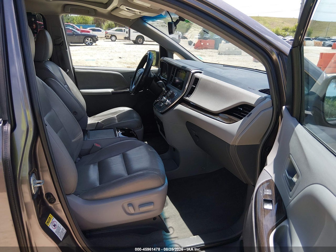 2015 TOYOTA SIENNA XLE 8 PASSENGER · 5/11