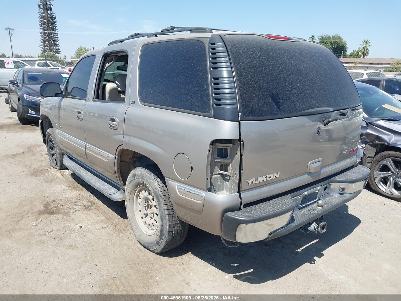 2002 GMC YUKON SLT · 3/10